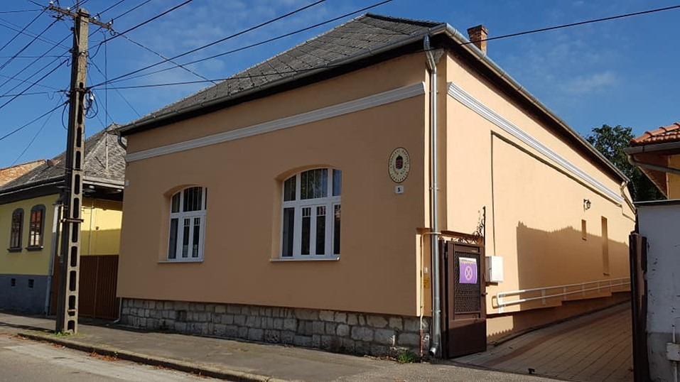 A sárospataki, Kossuth úti intézményünk épületének bejárata.