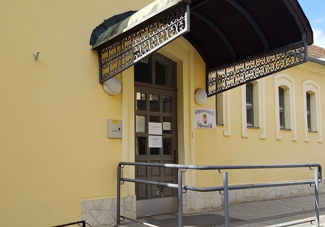 Egy kép az intézményünkről, amelyen a bejárat látható.
